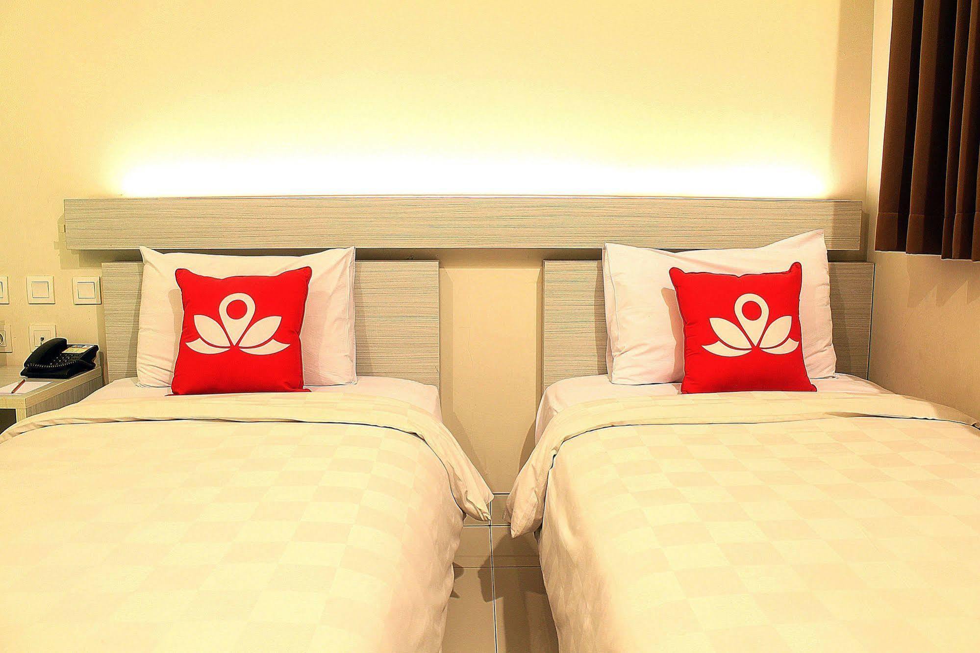 Zen Premium Setrawangi Raya Hotel Bandung Exterior photo